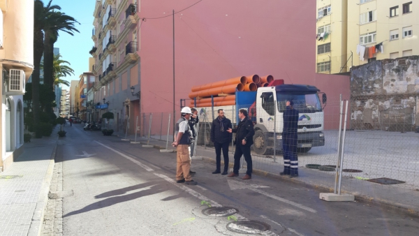 El alcalde supervisa los trabajos previos para la peatonalización del centro en la Calle Carboneros