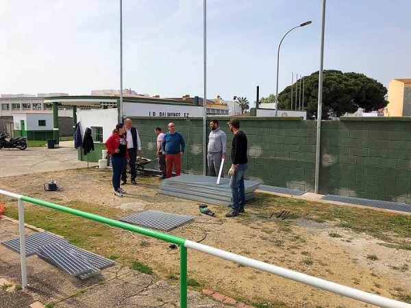 Romero, Lobato y Gómez visitan las obras de mejoras en el campo de fútbol de Palmones
