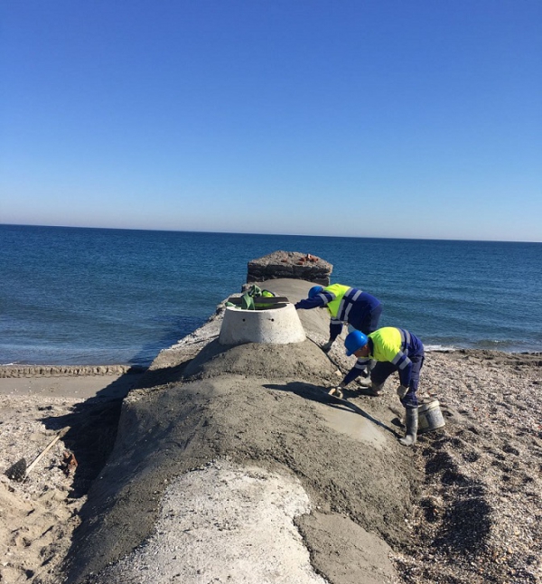 Arcgisa repara un colector de pluviales en la playa de Levante de La Línea