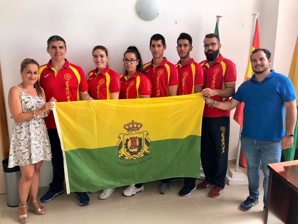 La delegada de Deportes May Gallego se reúne con el equipo de la Academia de Artes Marciales de Los Barrios que va a acudir al Campeonato del Mundo