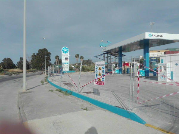 El Círculo de Medio Ambiente de Podemos denuncia ante la policía local de Algeciras que las obras de la gasolinera Ballenoil no expone la licencia de obras