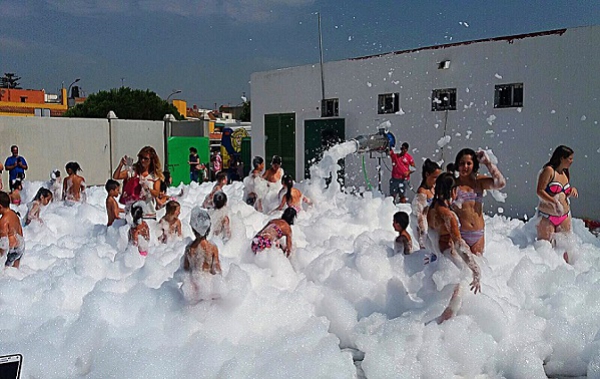 150 niños disfrutan de la fiesta del agua y la espuma en Los Barrios