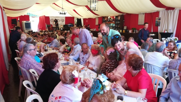 Los mayores celebran el tradicional almuerzo de Feria en cinco casetas del ferial