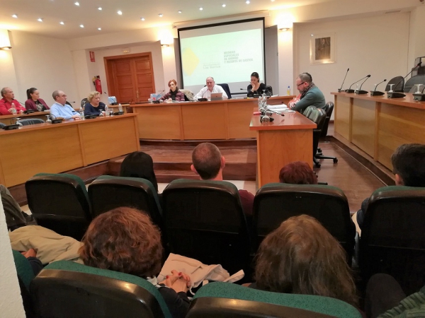 Romero presenta a los portavoces municipales, a las centrales sindicales y a los trabajadores la propuesta de medidas de ahorro y recorte de gasto en el Ayuntamiento