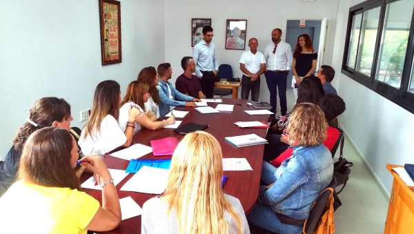 El alcalde Jorge Romero da la bienvenida a los seleccionados a los cursos de formación para personal de Conforama