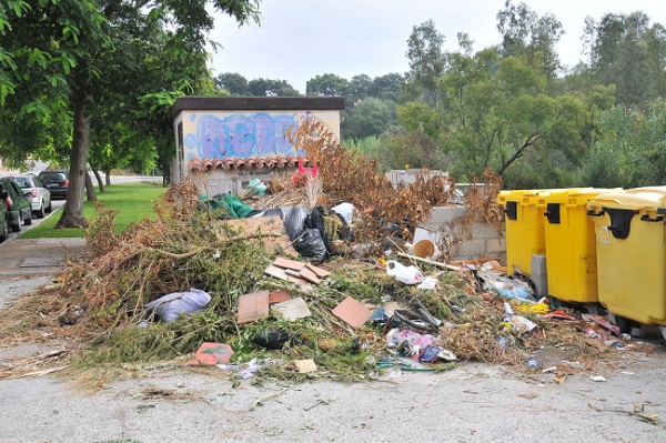 LBSSP denuncia la acumulación de basuras y podas en Mirador del Río