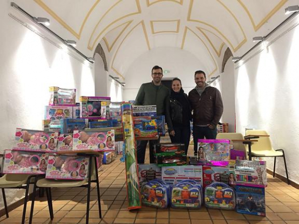 Asuntos Sociales entrega 200 juguetes nuevos a cien familias de Los Barrios