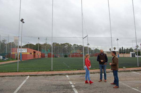 Alconchel y Gallego supervisan la nueva red perimetral de protección del Campo Fútbol-7 Las Marismas