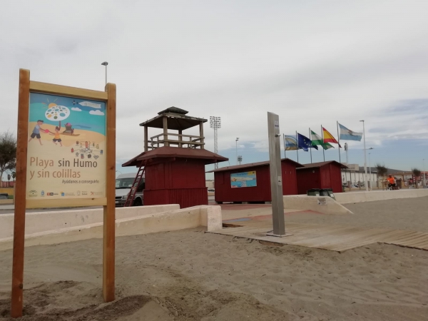 La Playa de Santa Bárbara de La Línea , primera en la comarca en contar con una zona libre de humo