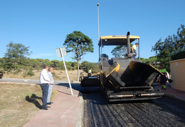 Romero y Gómez supervisan el comienzo del plan de asfaltado en la zona de La Dehesa