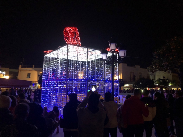 Los Barrios completa su alumbrado navideño con una gran caja de regalo de música y luz en el Paseo