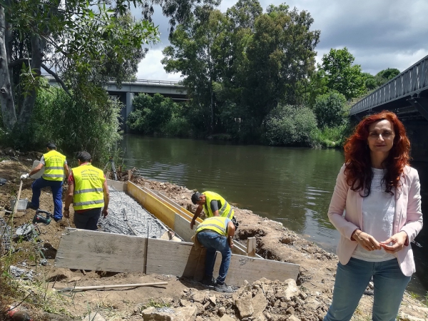 Calvente visita las obras de construcción de un embarcadero en Puente Grande