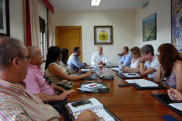 El equipo de gobierno de Los Barrios mantiene una reunión de coordinación de cara al final de la temporada de verano