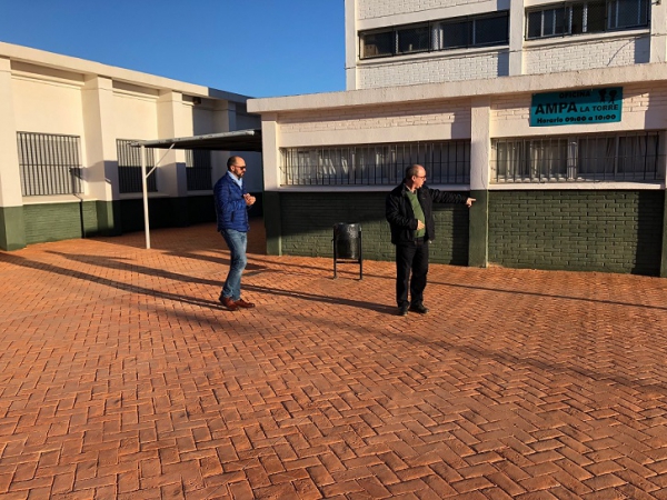 Alconchel y Gómez supervisan la nueva pavimentación del patio del acceso del colegio Guadalupe de Palmones