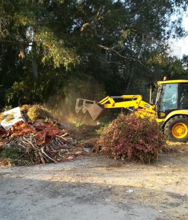 El Ayuntamiento de Los Barrios elimina un vertido ilegal de residuos realizado en el término municipal