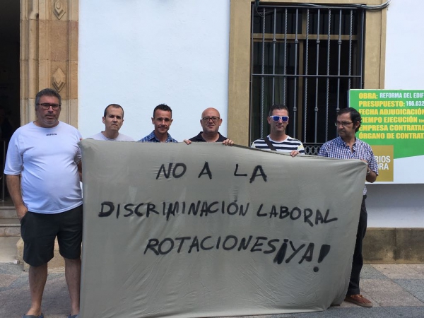 USO protesta contra la discriminación que sufren los trabajadores que limpian los colegios de Los Barrios