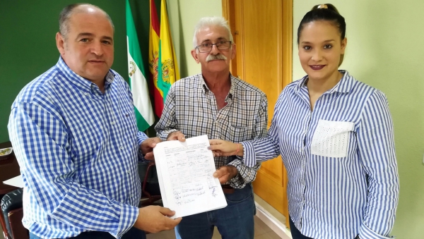 La AAVV Arroyo de la Parrilla de las 200 viviendas entrega al Alcalde la recogida de 200 firmas para instar a la Junta de Andalucía a la rehabilitación de la urbanización