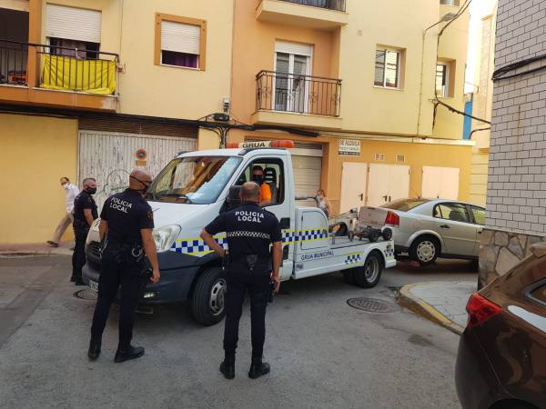 La Policía Local de La Línea inmoviliza un ‘taxi pirata’ que se publicitaba en Gibraltar