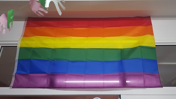 El IES Carlos Cano se tiñe de &quot;Orgullo&quot; para decir ya basta a la LGBTIFOBIA
