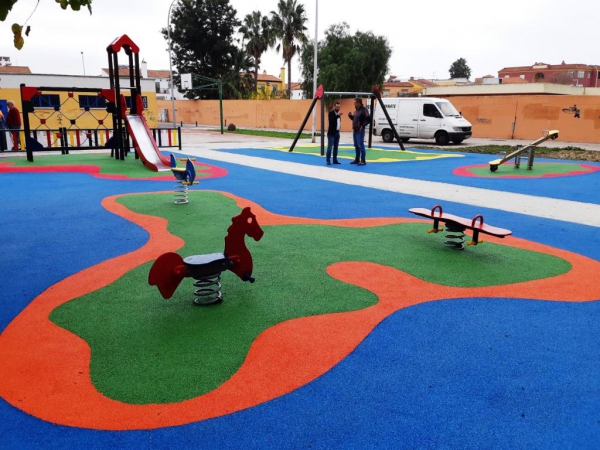 El alcalde ha visitado esta mañana el parque infantil de la Plaza Los Lirios, incluido en el proyecto de renovación de este tipo de instalaciones