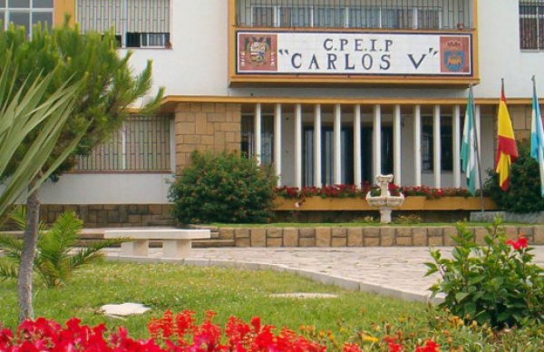 Mantenimiento Urbano finaliza los trabajos de instalación del alumbrado exterior en los colegios San Felipe, Carlos V y Rocío de La Línea