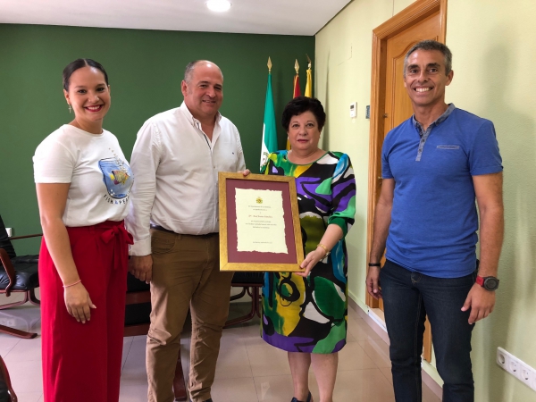 Romero y Lobato homenajean a Ana Bueno tras su jubilación como directora de la Escuela Hogar de Los Barrios