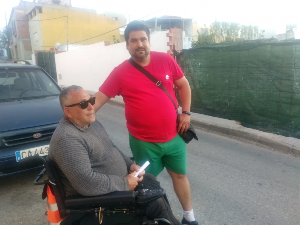 El candidato a la Alcaldía por Alternativa Republicana, Antonio Martín Medina,  visita la barriada de la Juliana y se reúne con personas con discapacidad física.
