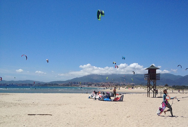 La asociación de kitesurf Campo de Gibraltar reclama poder realizar su actividad en Palmones
