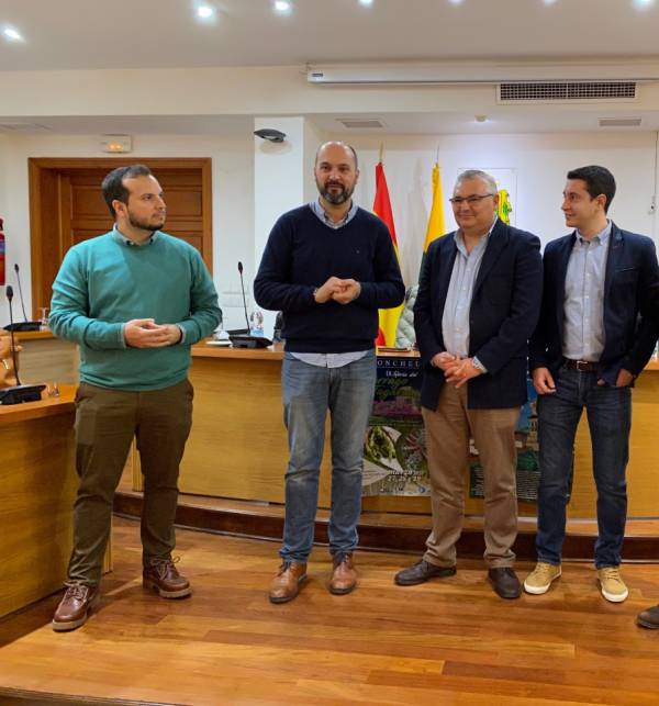 El alcalde de Los Barrios recibe al primer regidor del pueblo extremeño de Alconchel, que hoy se hermana con la Peña La Tagarnina