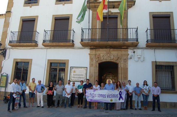 El Ayuntamiento de Los Barrios guarda un minuto de silencio de rechazo a la violencia de género