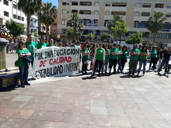 Docentes interinos, Marea Verde y estudiantes de Secundaria y Bachillerato se concentran en la Plaza Alta de Algeciras