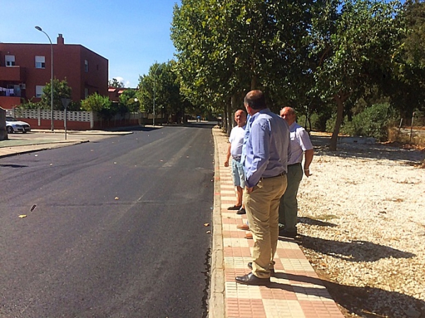 Romero, Alconchel y Gómez supervisan las obras del plan de asfaltado en Los Cortijillos