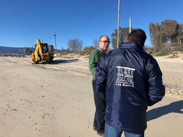 El Ayuntamiento de Los Barrios concluye la limpieza de la playa de Palmones tras el último temporal