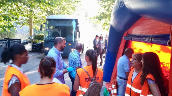 Alconchel anuncia la partida de los primeros dos autobuses de migrantes de Los Cortijillos hacia Crinavis