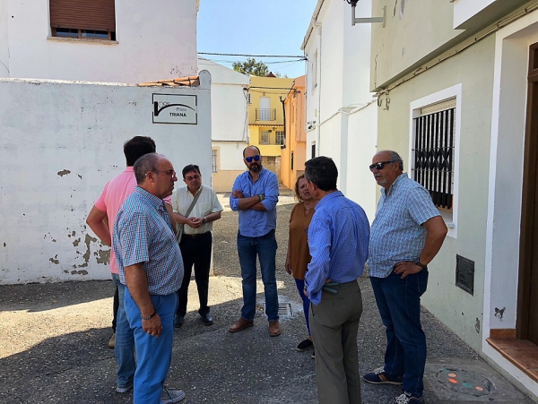 Alconchel, Gómez y Roldán visitan las 50 viviendas de Palmones para conocer el problema de mosquitos que sufren vecinos de estas casas