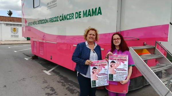 Roldán da la bienvenida a Los Barrios al autobús de prevención del cáncer de mama