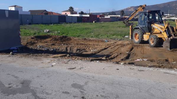 La delegación de Limpieza de La Línea realiza trabajos de recogida de residuos en los caminos de Torrenueva y Estepona