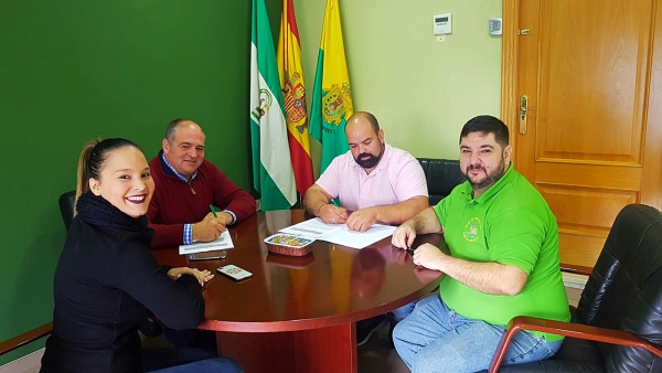 Romero y Lobato firman un convenio con el club de tiro con arco para que utilicen el pabellón de Los Cortijillos