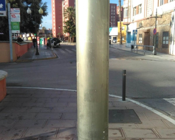 El Ayuntamiento de La Línea acomete trabajos de limpieza de publicidad sobre farolas y postes informativos