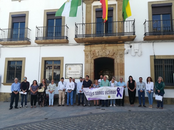 La Corporación municipal de Los Barrios guarda un minuto de silencio en apoyo a las víctimas de violencia de género