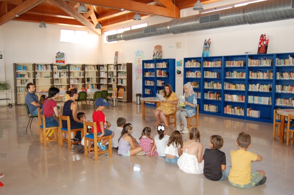 El concejal Pérez Cumbre anima a la participación en la programación veraniega de la Biblioteca Municipal de Los Barrios