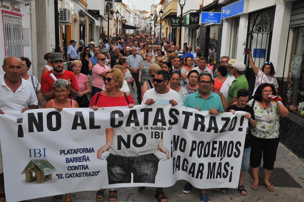 La Plataforma Contra el Catastrazo continua su recogida de firmas en el paseo de la Constitución de Los Barrios