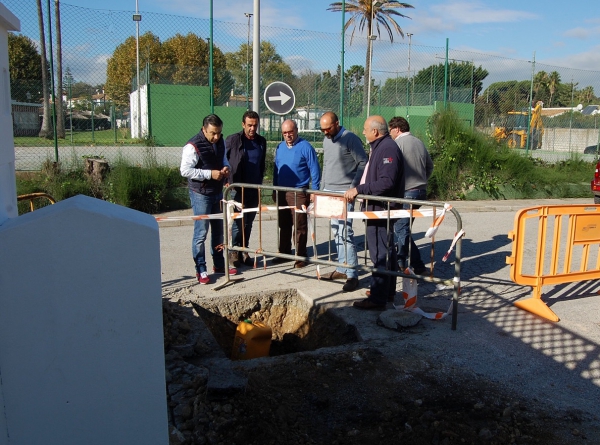 Alconchel y Gil supervisan los trabajos de mejora en la red de pluviales de la calle Oropéndola en Guadacorte