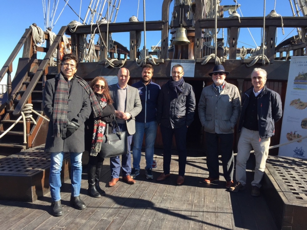 El alcalde de La Línea conoce el galeón Andalucía que podrá visitarse hasta el domingo en el puerto Alcaidesa Marina