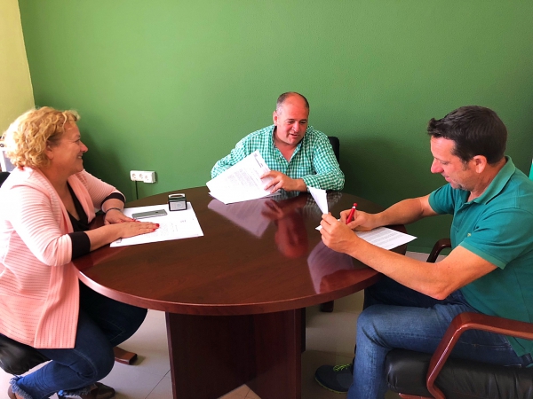 Romero firma el convenio con la nueva Federación de Caseteros de Los Barrios para el montaje de casetas en la feria