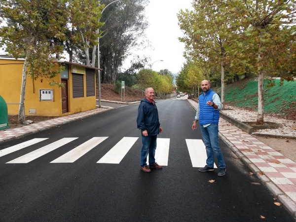 Alconchel y Gómez supervisan la finalización de los trabajos del plan de asfaltado en Los Cortijillos