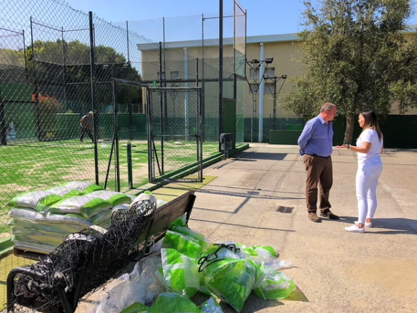 Romero y Lobato visitan las pistas de pádel del polideportivo San Rafael de Los Barrios tras su reforma