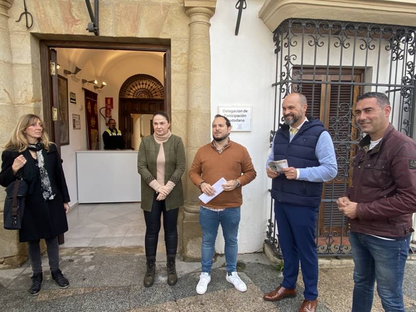 Alconchel y Pérez Cumbre presiden la apertura al público de las salas de la Casa Urrutia de Los Barrios y la muestra “EscaparArte”
