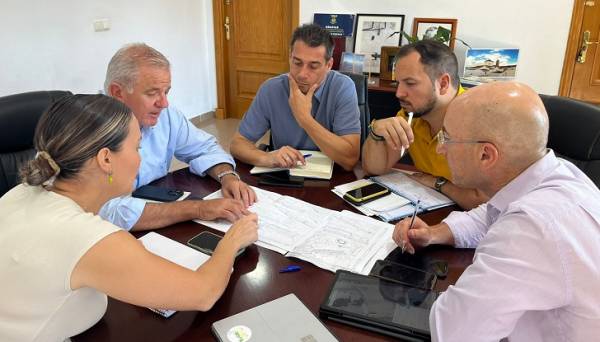Reunión de coordinación para planificar el inicio de las obras de la primera fase de la reforma del pavimento del recinto ferial de Los Barrios