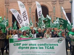 Concentración de CSIF en Sevilla en demanda de un mayor reconocimiento profesional y laboral para el personal Técnico en Cuidados Auxiliares de Enfermería